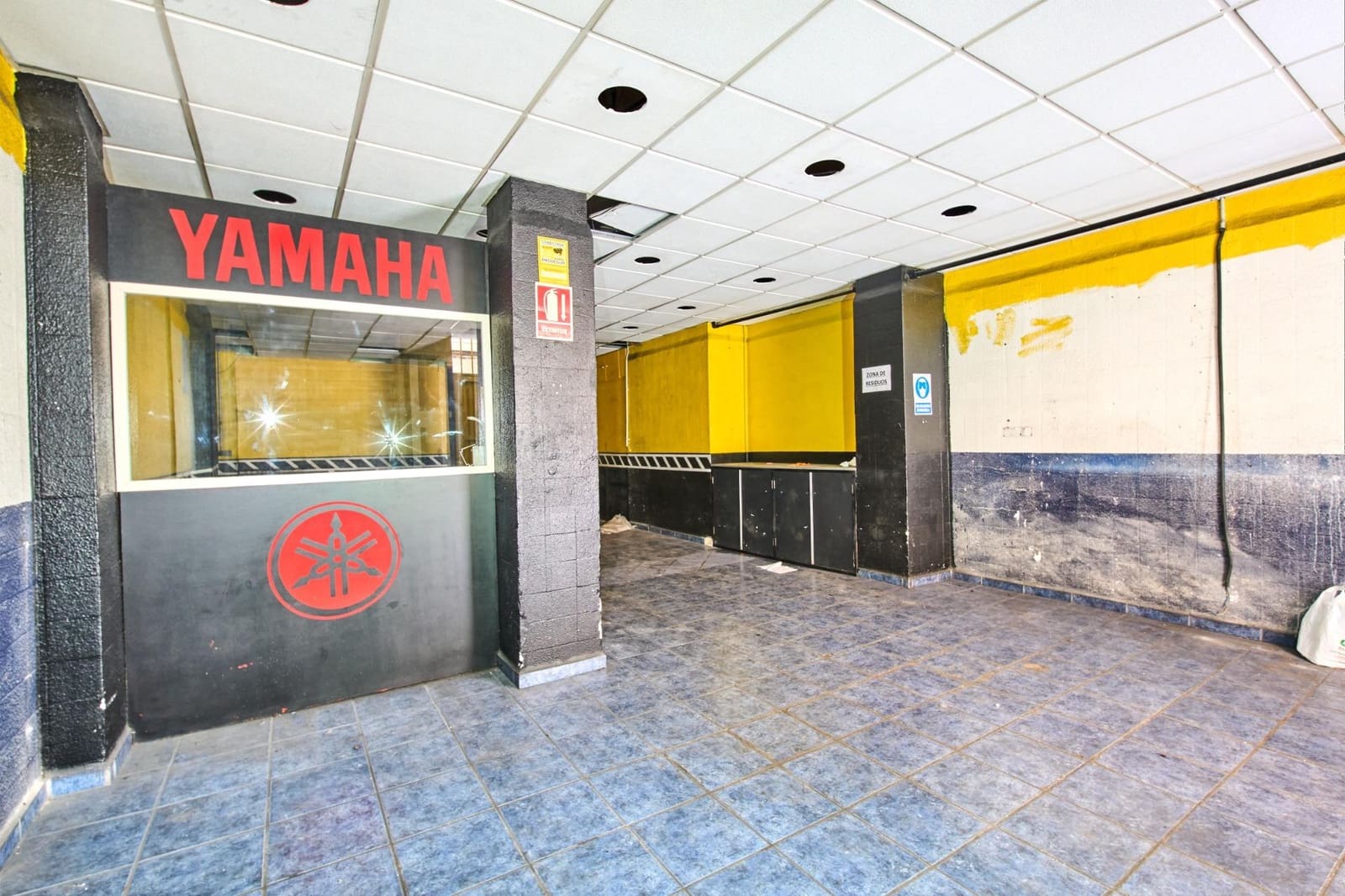Commercial for sale in Granada city - € 120,000 (Ref: 9313728)