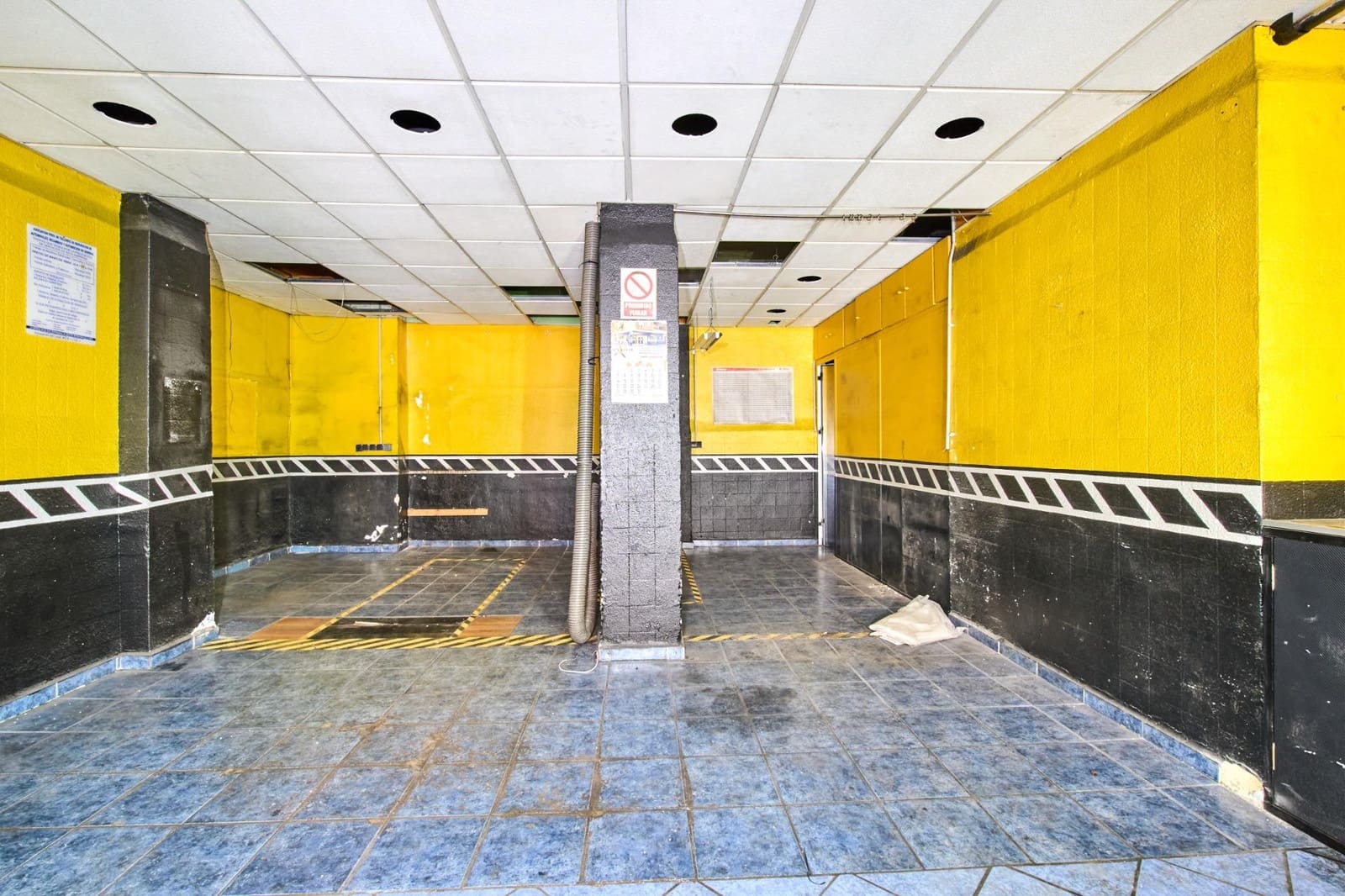 Commercial for sale in Granada city - € 120,000 (Ref: 9313728)