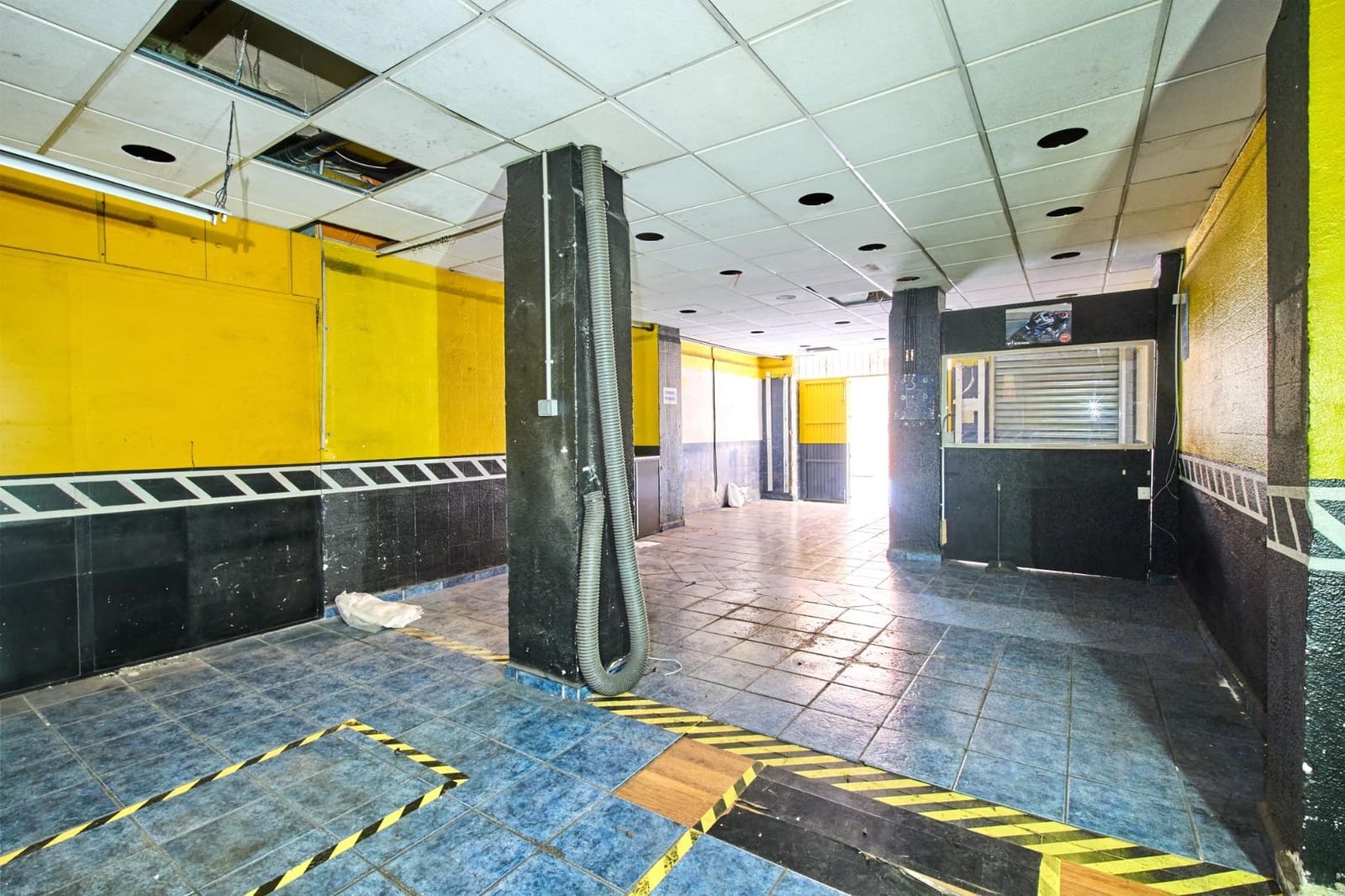 Commercial for sale in Granada city - € 120,000 (Ref: 9313728)