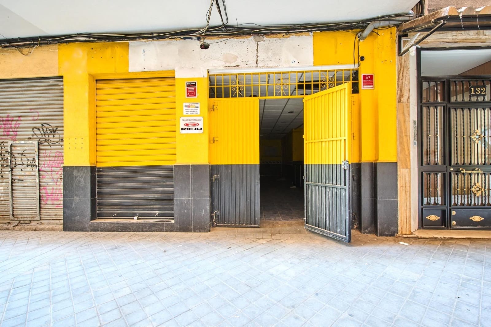 Commercial for sale in Granada city - € 120,000 (Ref: 9313728)