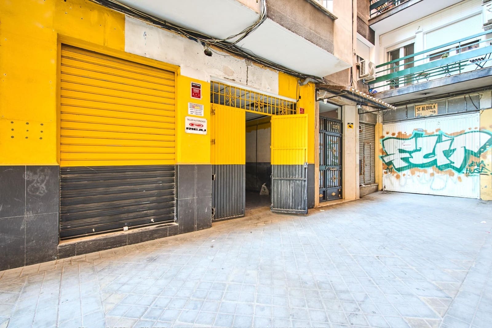 Commercial for sale in Granada city - € 120,000 (Ref: 9313728)