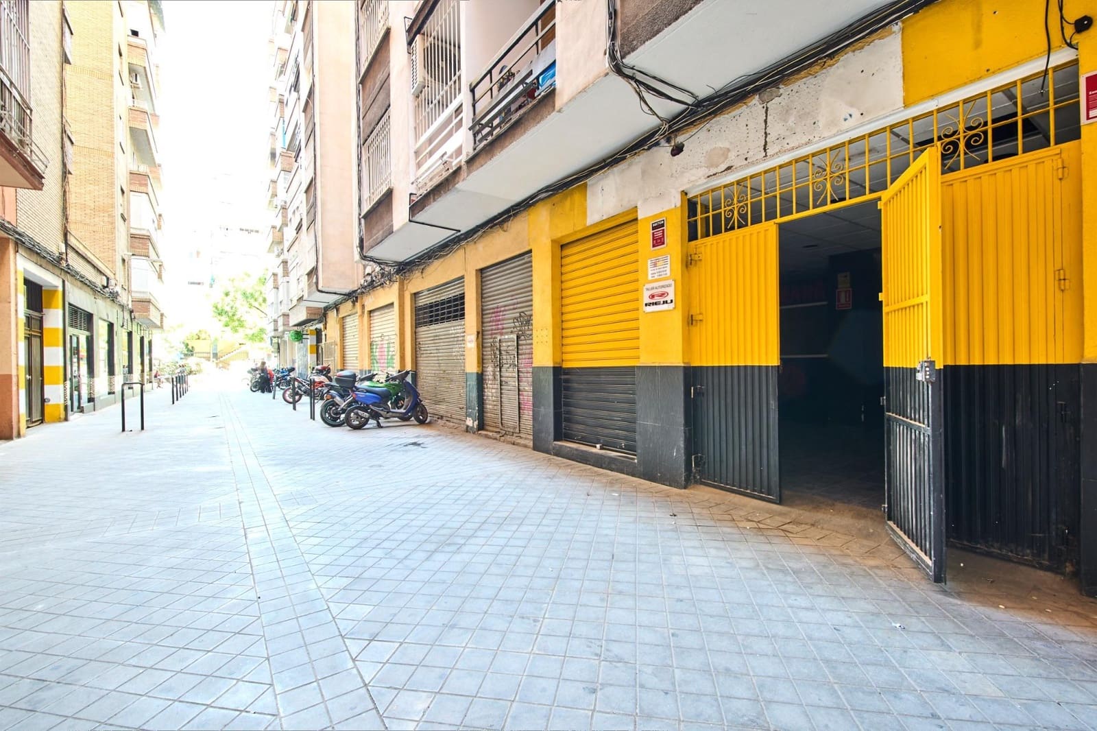 Commercial for sale in Granada city - € 120,000 (Ref: 9313728)