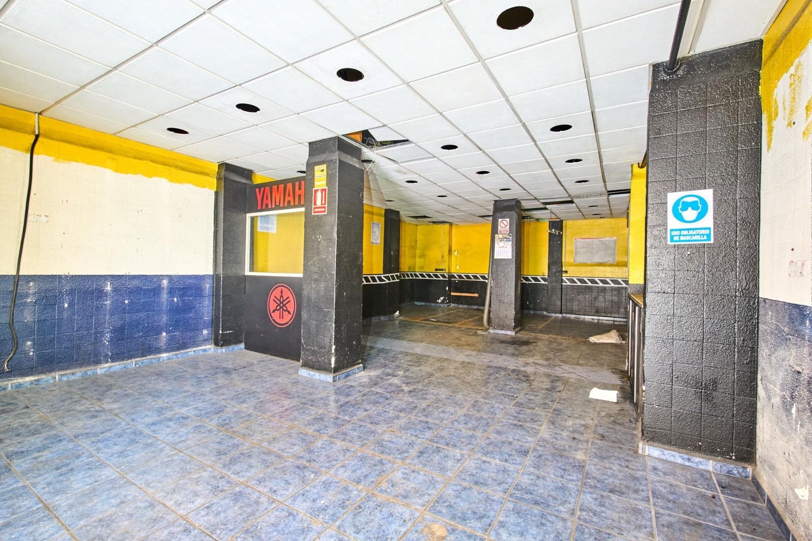 Commercial for sale in Granada city - € 120,000 (Ref: 9313728)