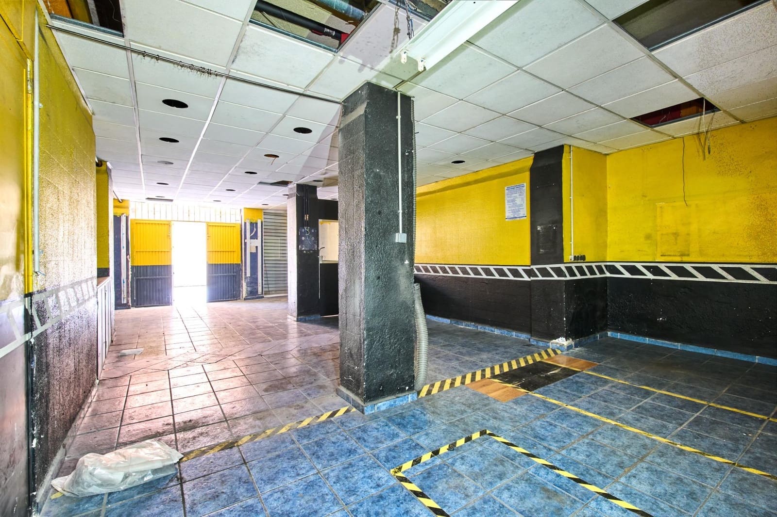 Commercial for sale in Granada city - € 120,000 (Ref: 9313728)