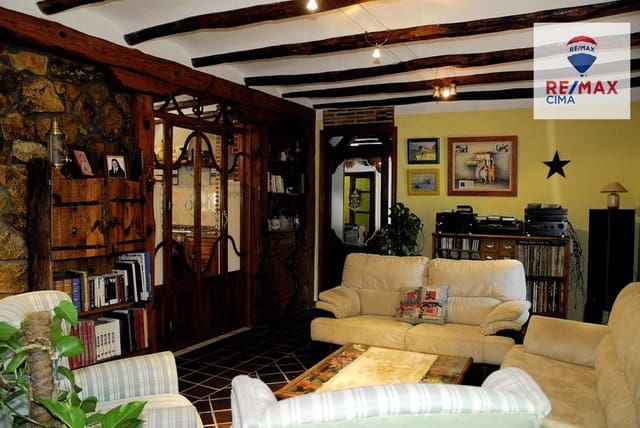 3 soverom Villa til salgs i Baza med garasje - € 950 000 (Ref: 9338483)