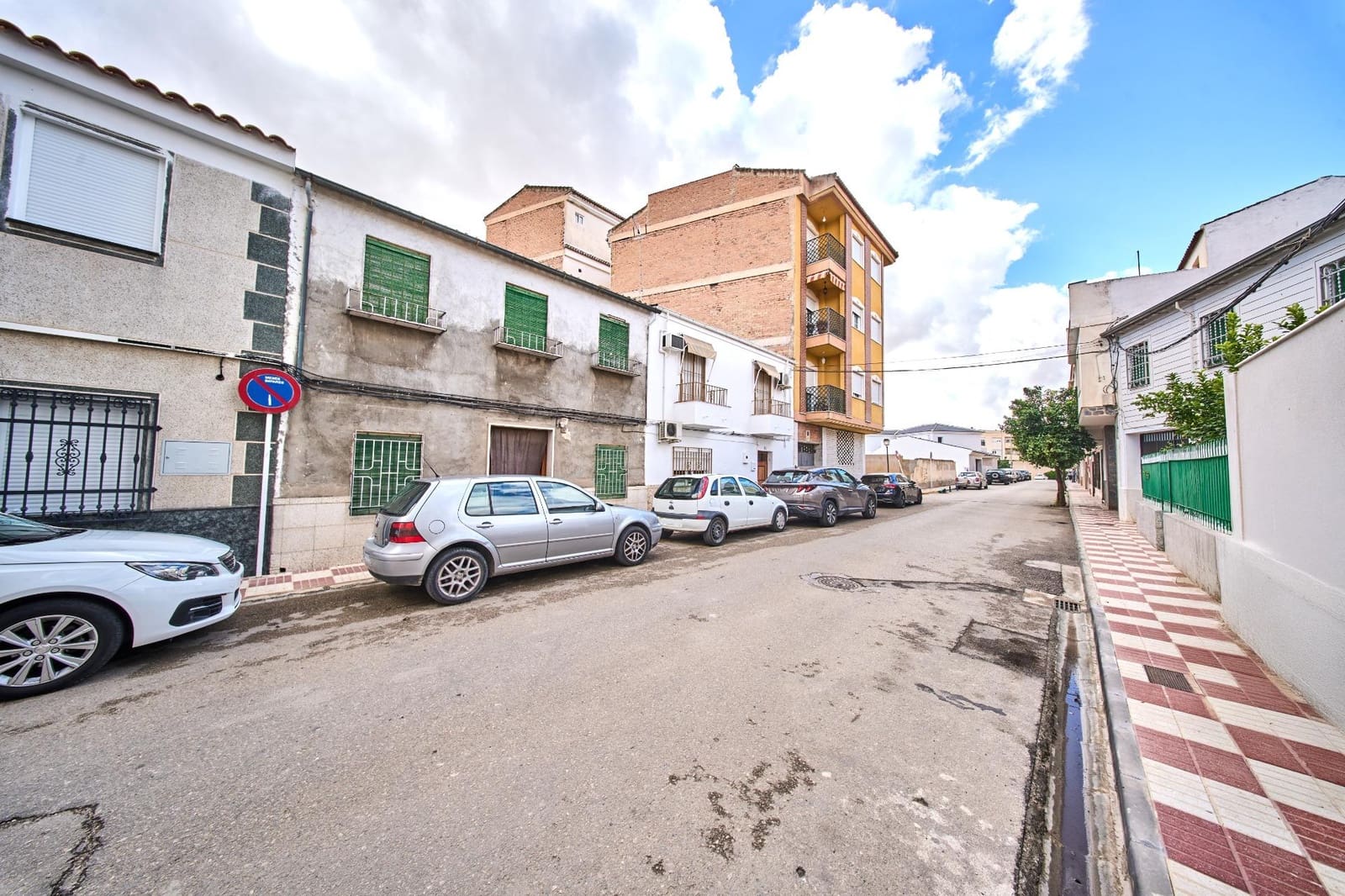 3 bedroom Terraced Villa for sale in Huetor Tajar - € 72,500 (Ref: 9362532)