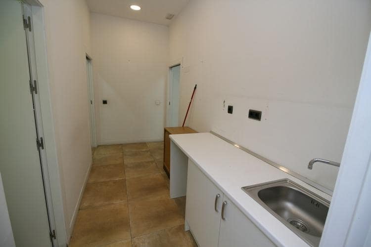 3 soveværelse Erhverv til leje i Granada by - € 3.900 (Ref: 9367397)