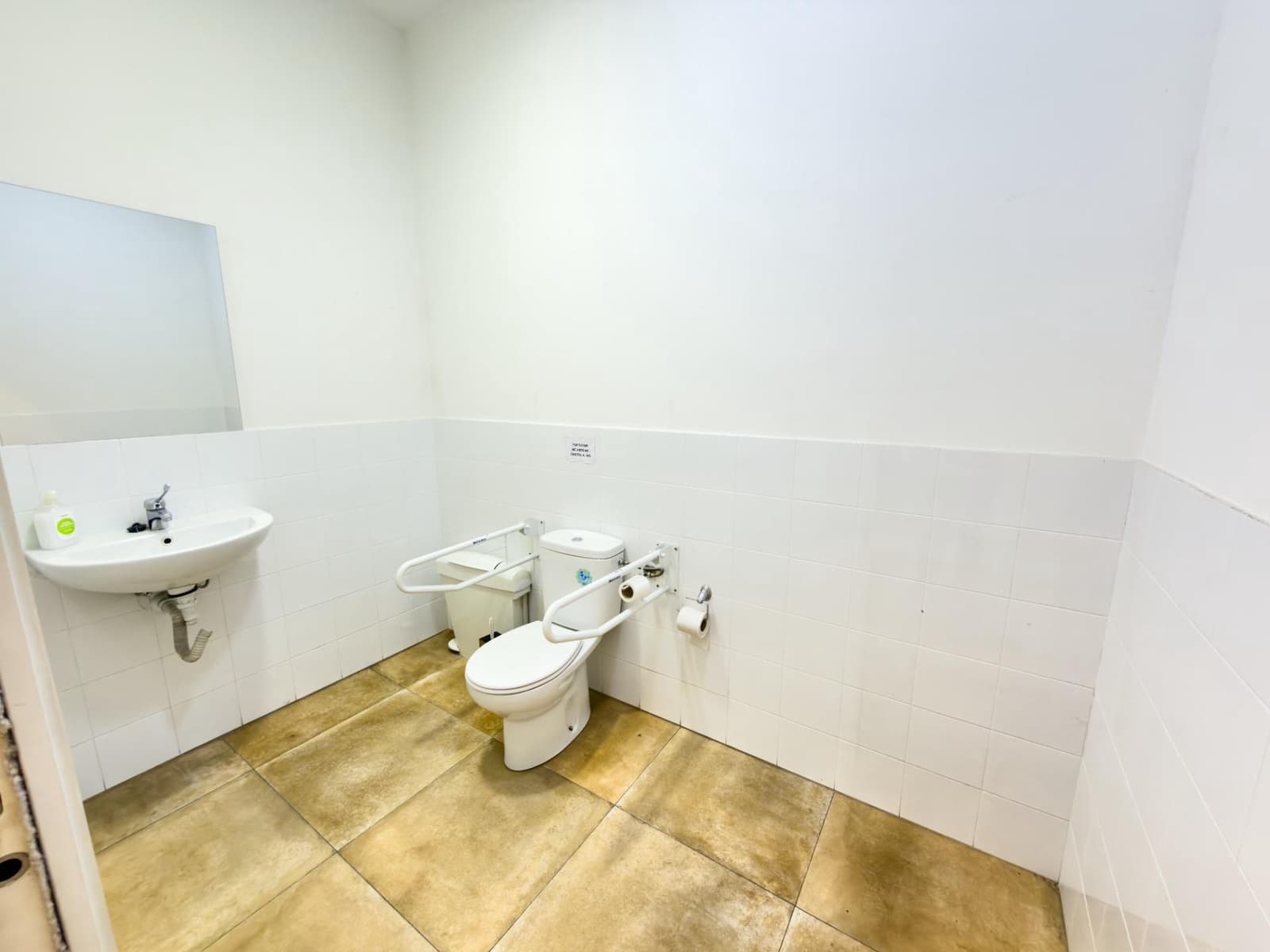 Commercial for rent in Granada city - € 3,900 (Ref: 9367397)