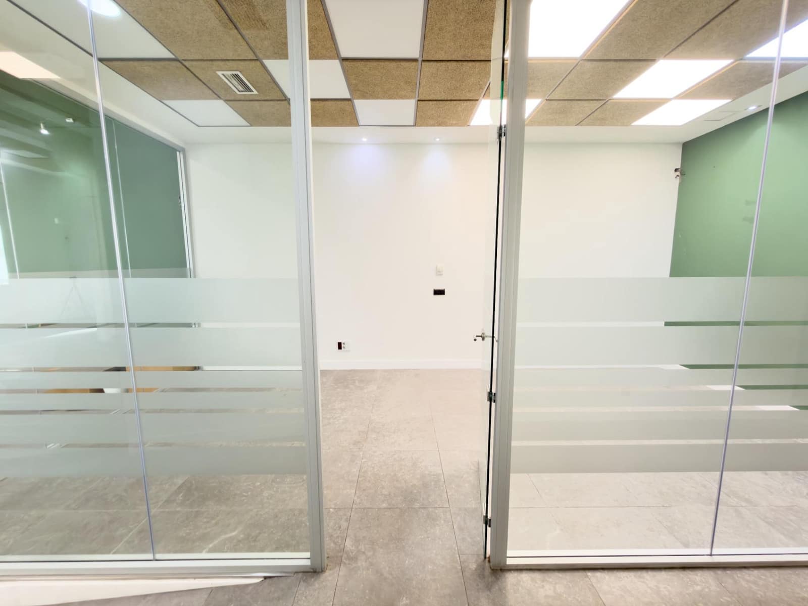 Commercial for rent in Granada city - € 3,900 (Ref: 9367397)