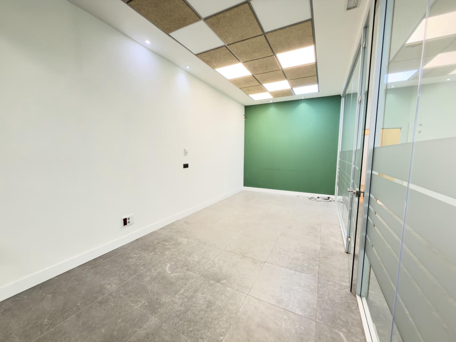 Commercial for rent in Granada city - € 3,900 (Ref: 9367397)