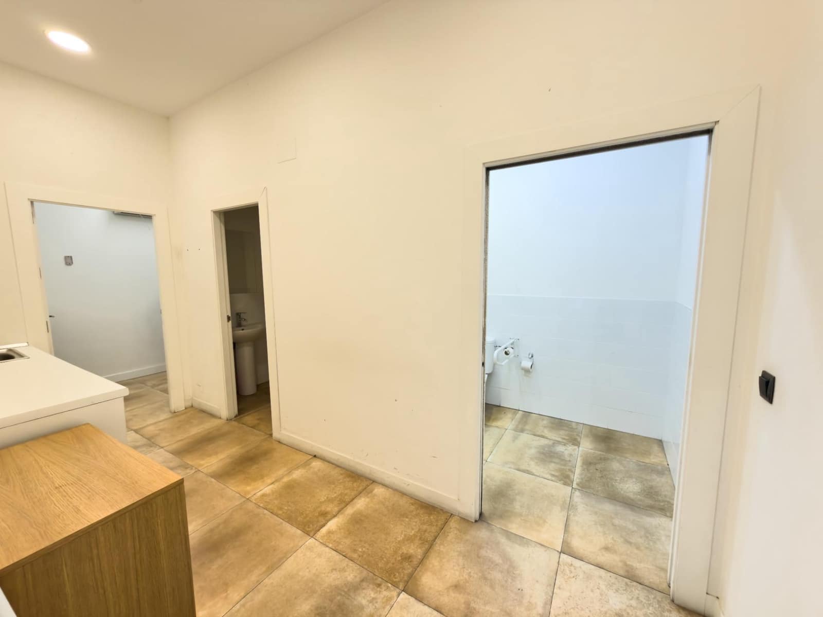 Commercial for rent in Granada city - € 3,900 (Ref: 9367397)