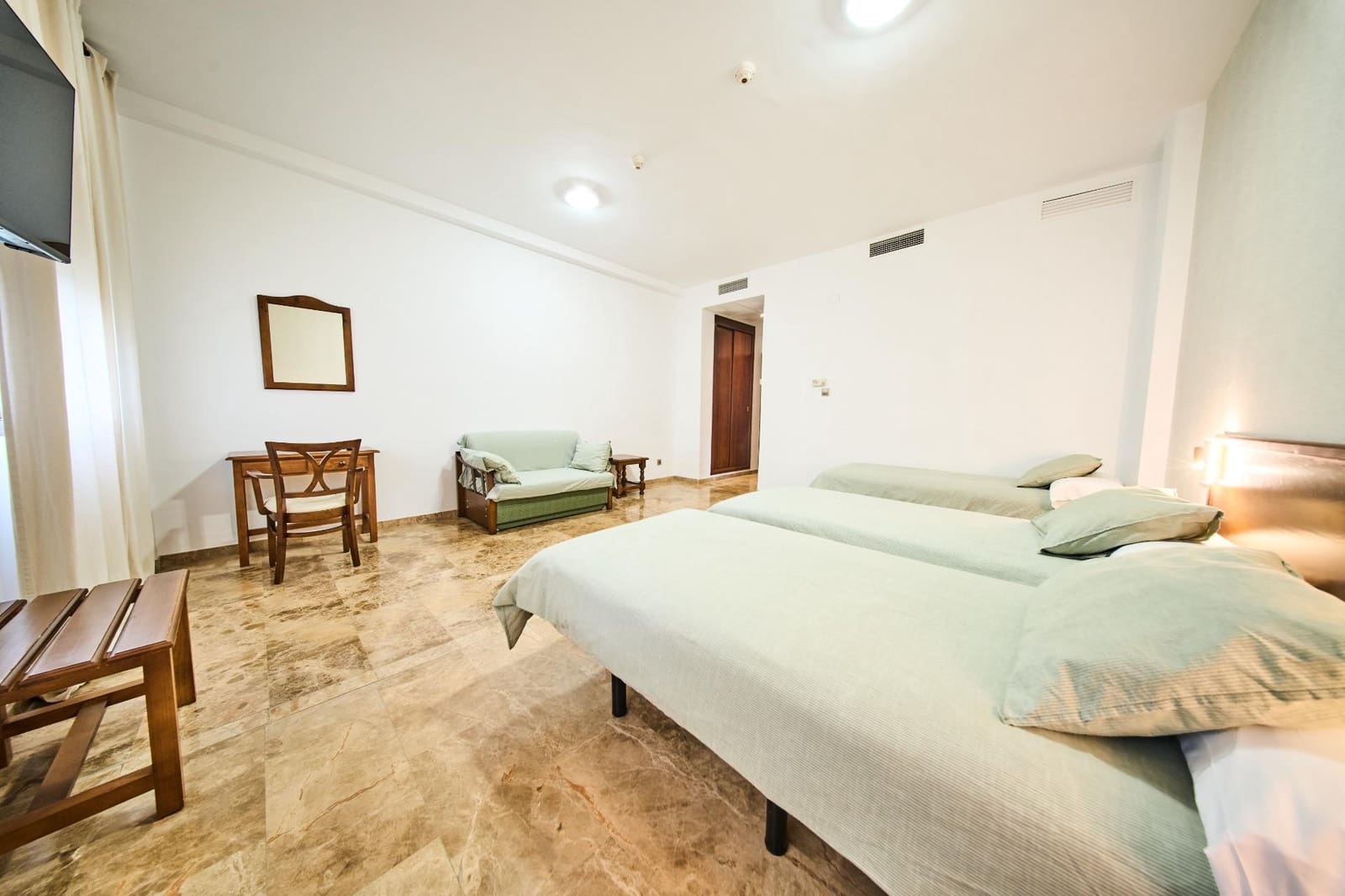 Hotel for sale in Quesada - € 1,990,000 (Ref: 9374636)