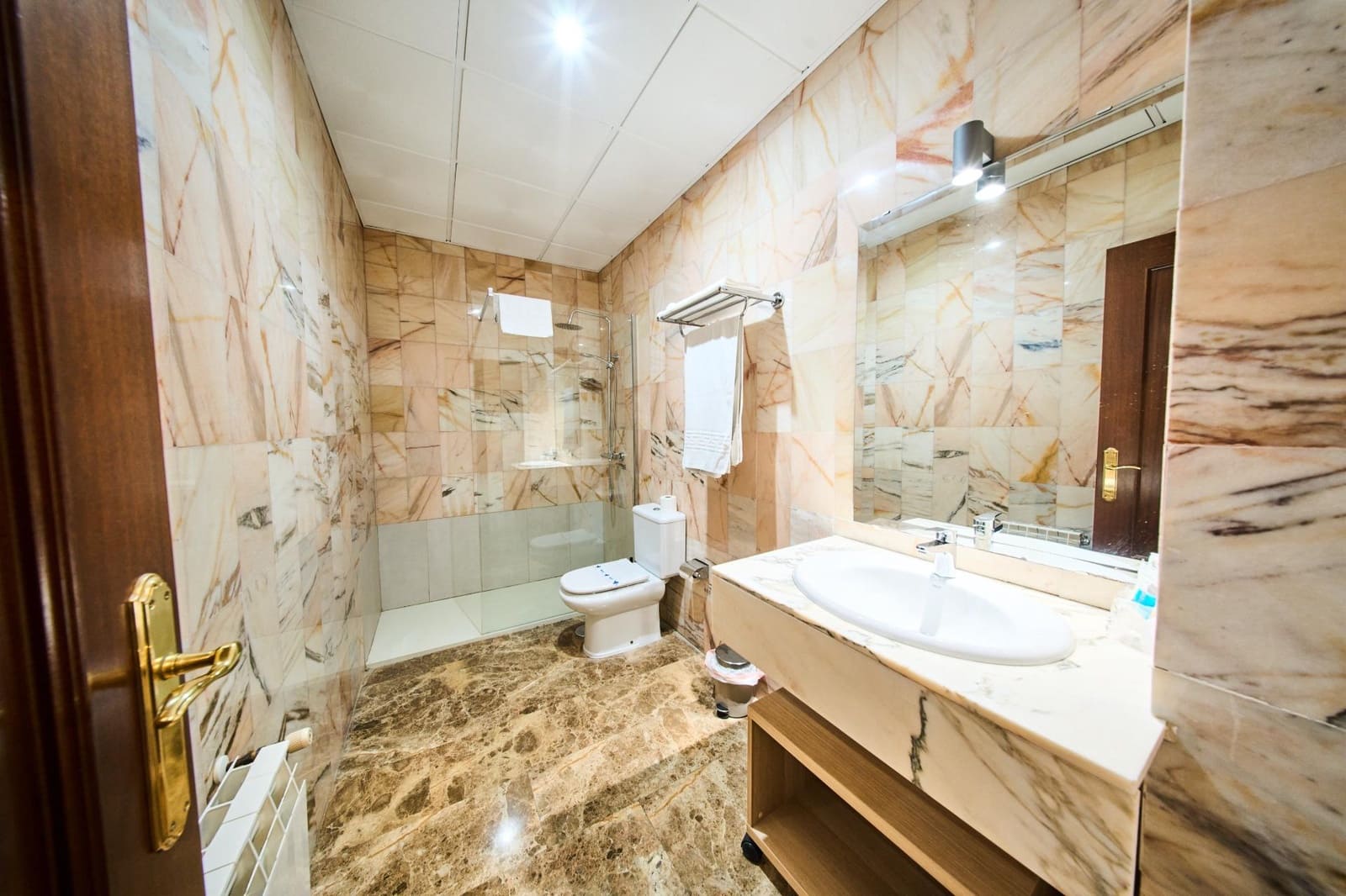 Hotel for sale in Quesada - € 1,990,000 (Ref: 9374636)