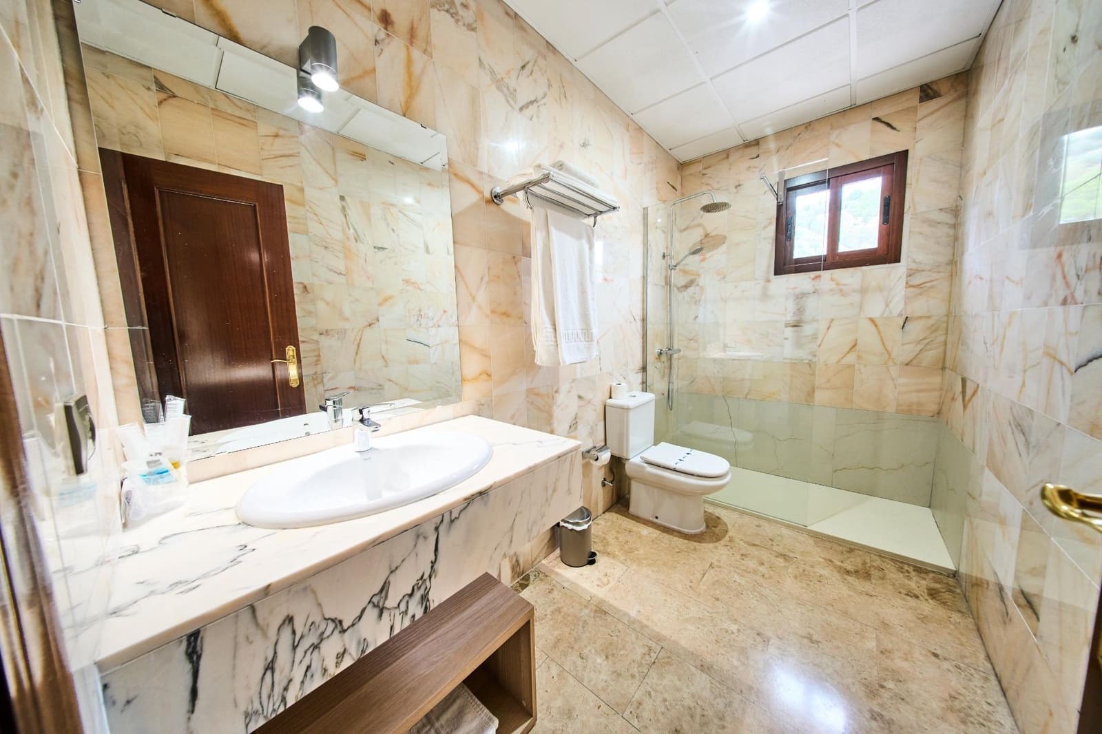 Hotel for sale in Quesada - € 1,990,000 (Ref: 9374636)