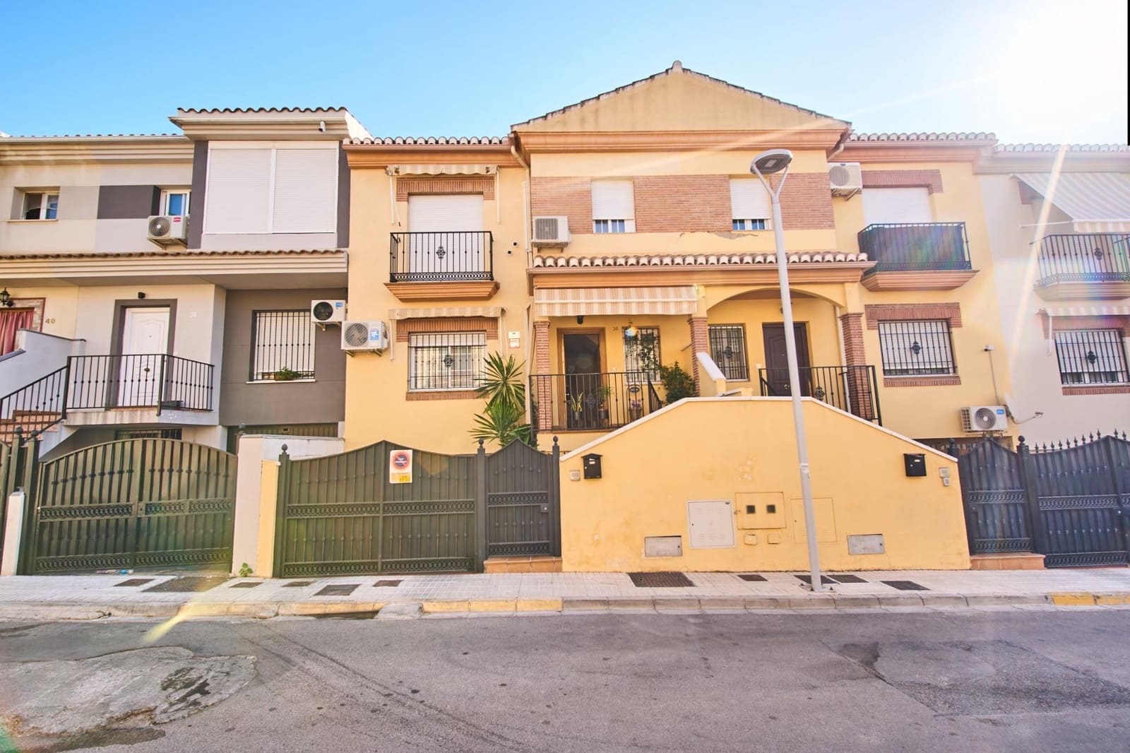 4 makuuhuone Omakotitalo myytävänä paikassa Peligros - 245 000 € (Ref: 9374644)