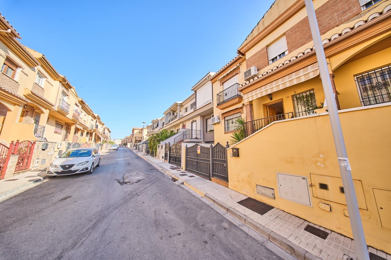 4 makuuhuone Omakotitalo myytävänä paikassa Peligros - 245 000 € (Ref: 9374644)