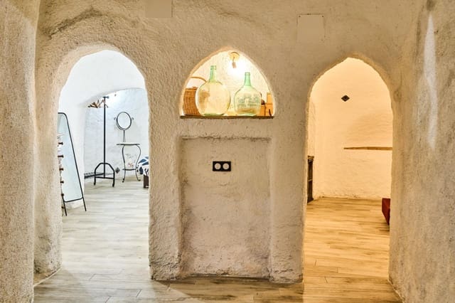 5 bedroom Cave House for sale in Albaicin, Granada city - € 470,000 (Ref: 9386181)