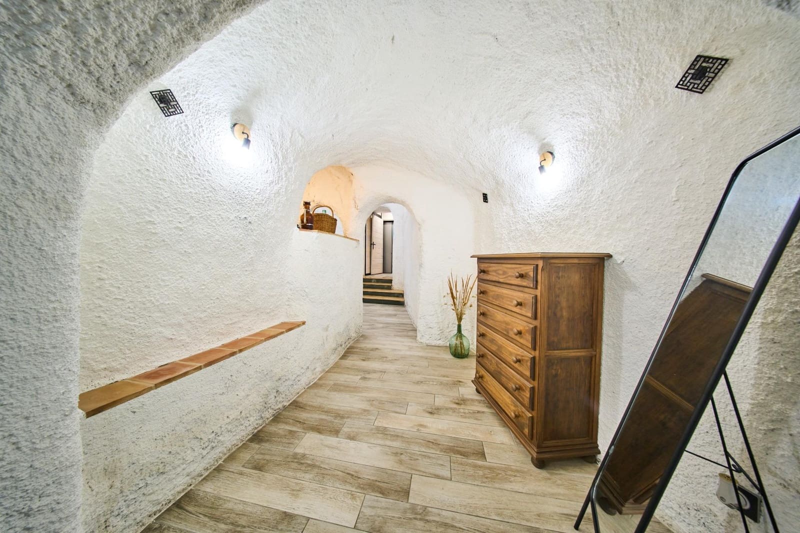 5 bedroom Cave House for sale in Granada city - € 470,000 (Ref: 9386181)