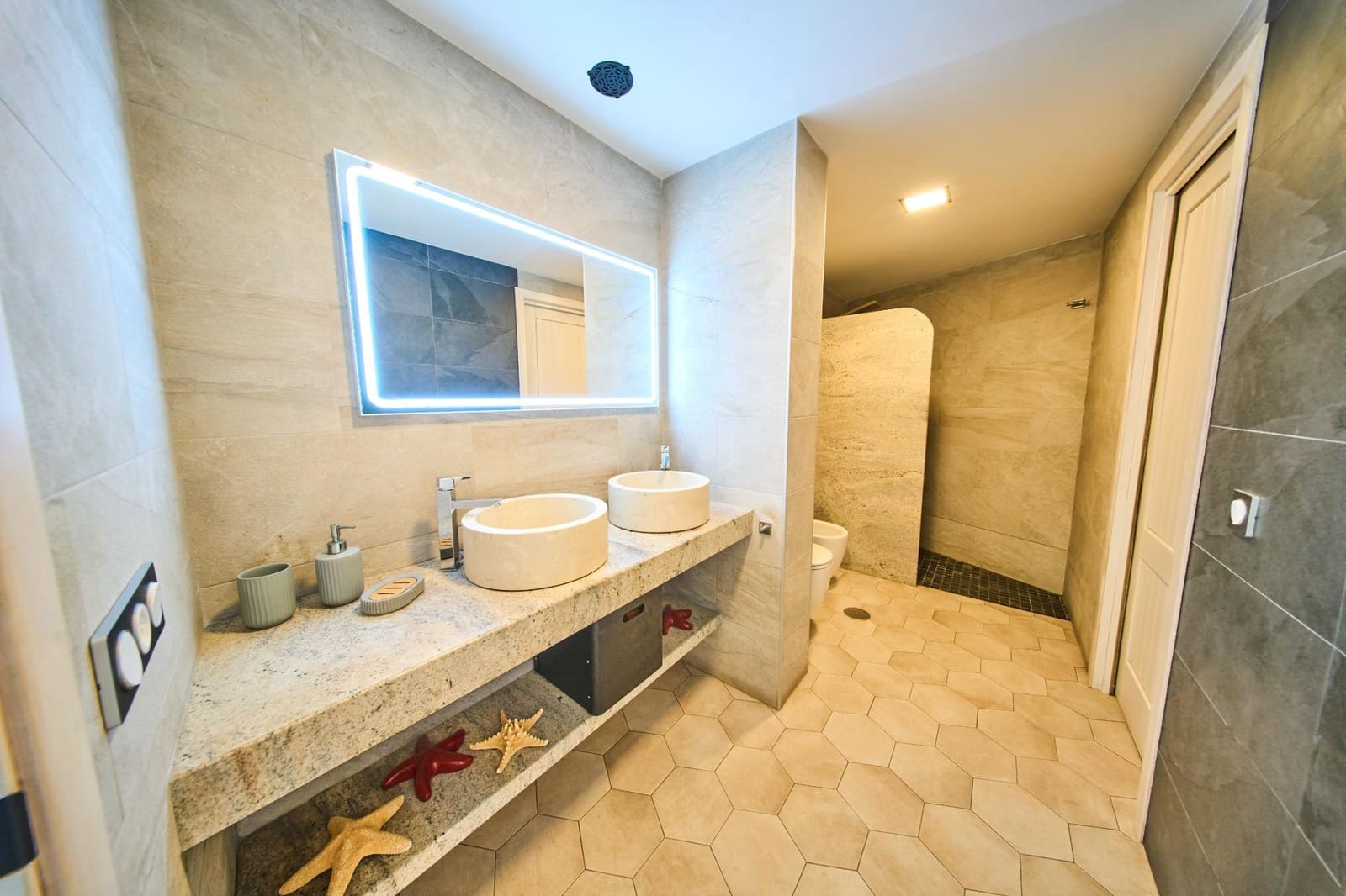 5 bedroom Cave House for sale in Granada city - € 470,000 (Ref: 9386181)