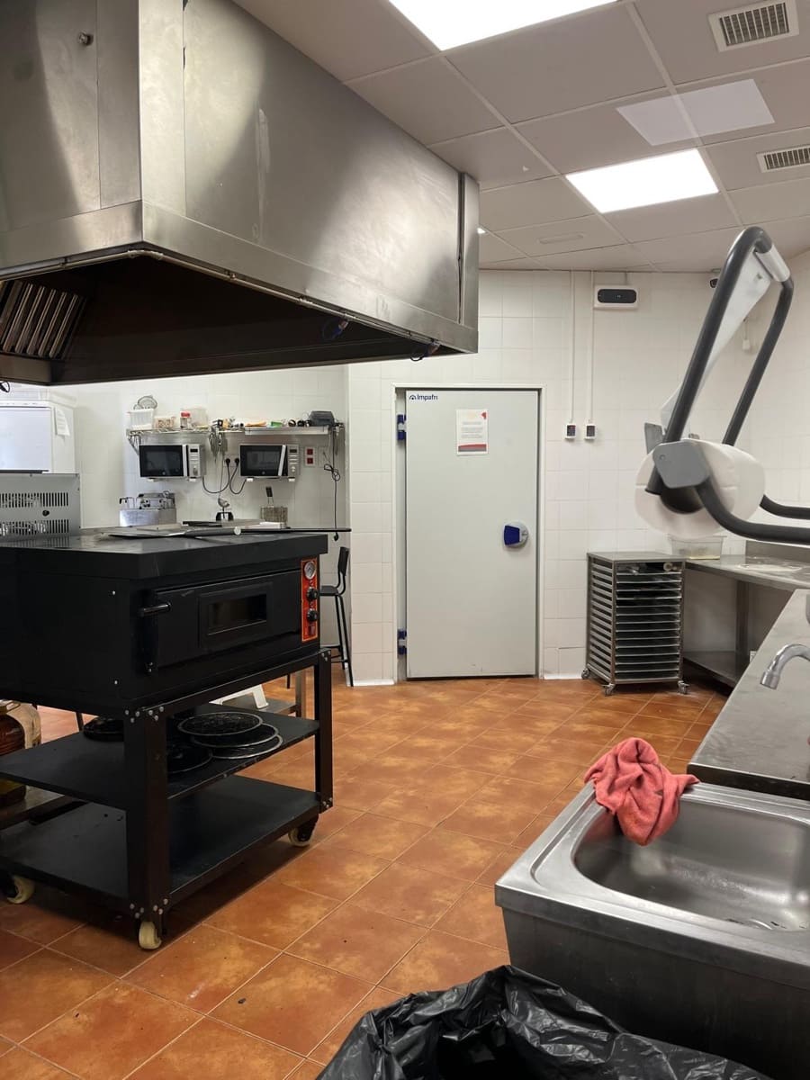 Commerciale da affittare in Granada citta - 2.400 € (Rif: 9396239)