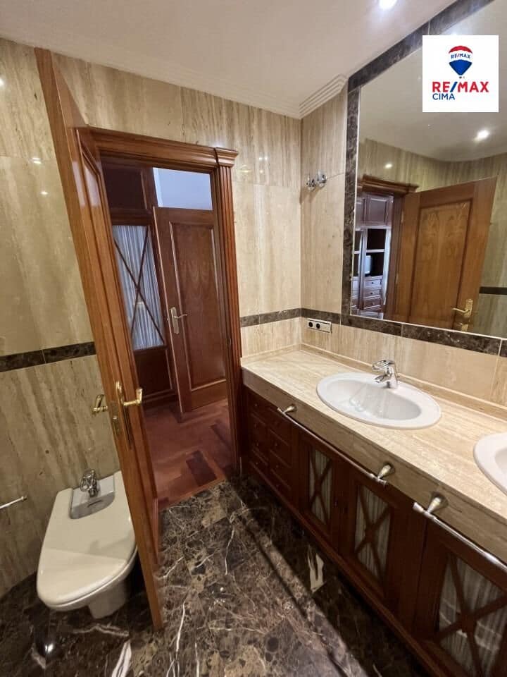 7 soveværelse Penthouse til leje i Granada by - € 1.650 (Ref: 9411201)