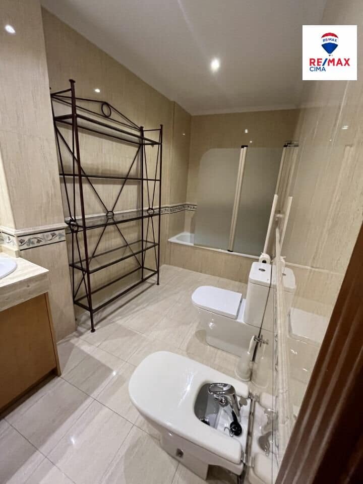 7 soveværelse Penthouse til leje i Granada by - € 1.650 (Ref: 9411201)