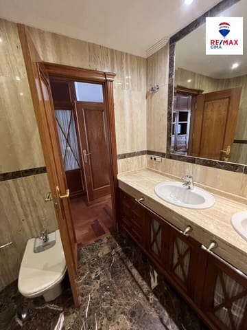 7 bedroom Penthouse for rent in Centro, Granada city - € 1,650 (Ref: 9411201)