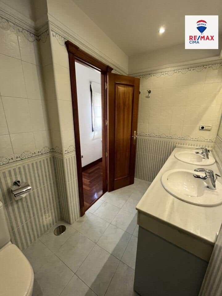 7 soveværelse Penthouse til leje i Granada by - € 1.650 (Ref: 9411201)