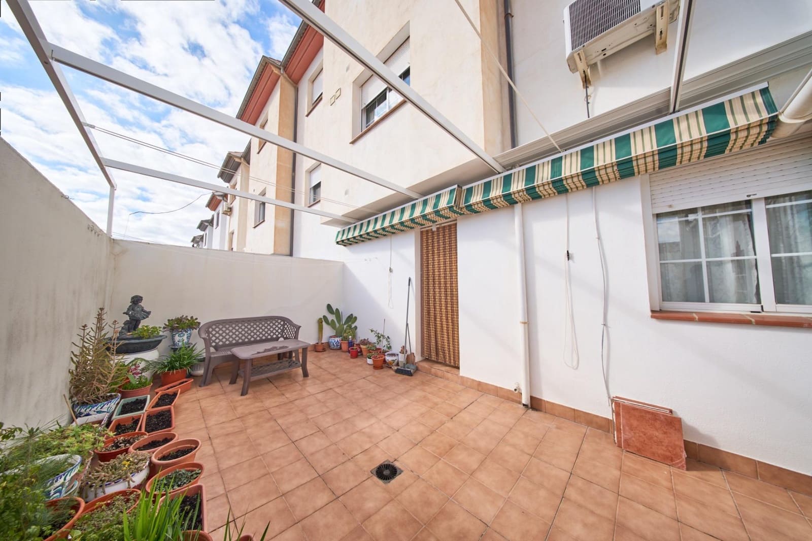 3 slaapkamer Rijtjeshuis te koop in Alfacar met garage - € 209.900 (Ref: 9437619)