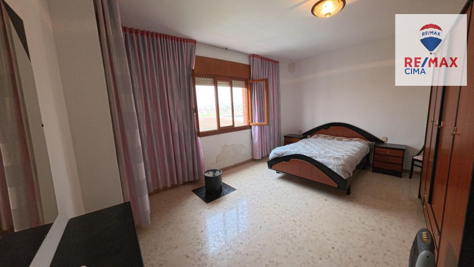 6 bedroom Commercial for sale in Cortes de Baza with garage - € 189,000 (Ref: 9456498)