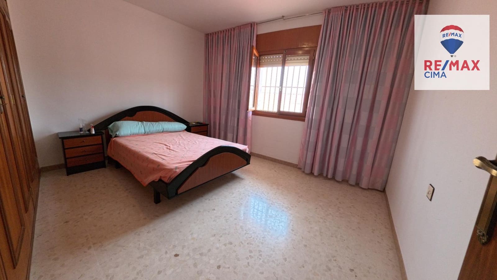 6 bedroom Commercial for sale in Cortes de Baza with garage - € 189,000 (Ref: 9456498)