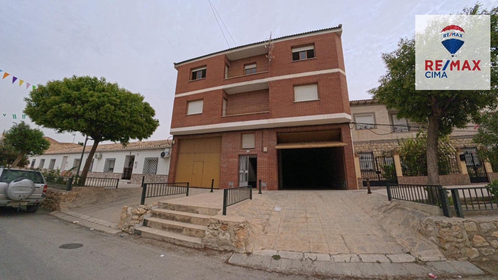 6 bedroom Commercial for sale in Cortes de Baza with garage - € 189,000 (Ref: 9456498)