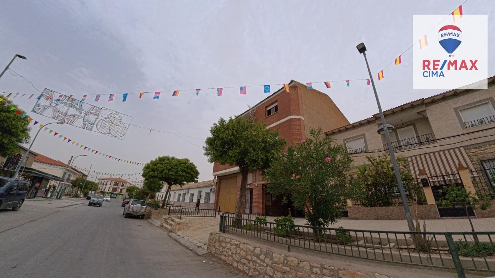 6 bedroom Commercial for sale in Cortes de Baza with garage - € 189,000 (Ref: 9456498)