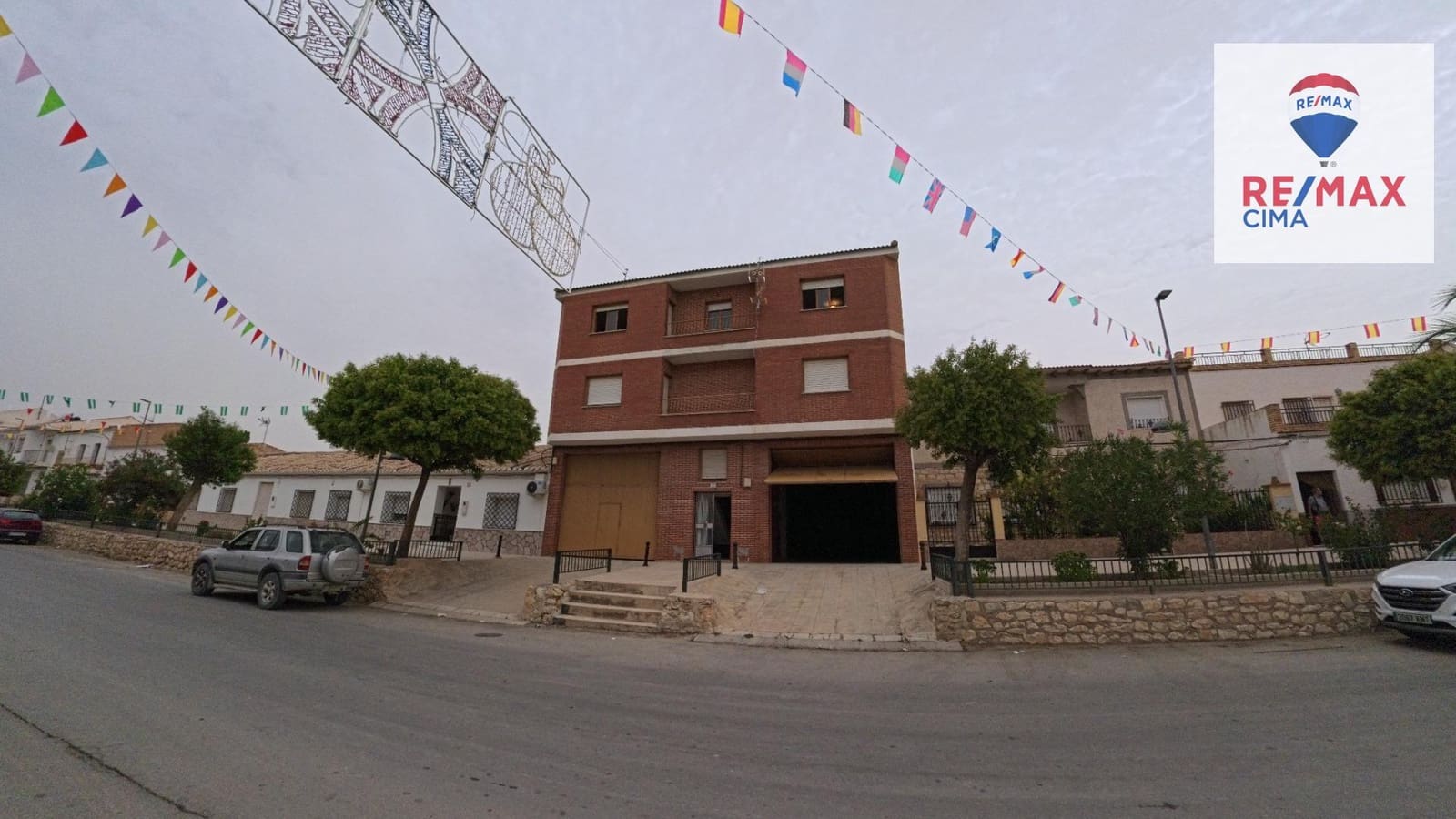 6 bedroom Commercial for sale in Cortes de Baza with garage - € 189,000 (Ref: 9456498)