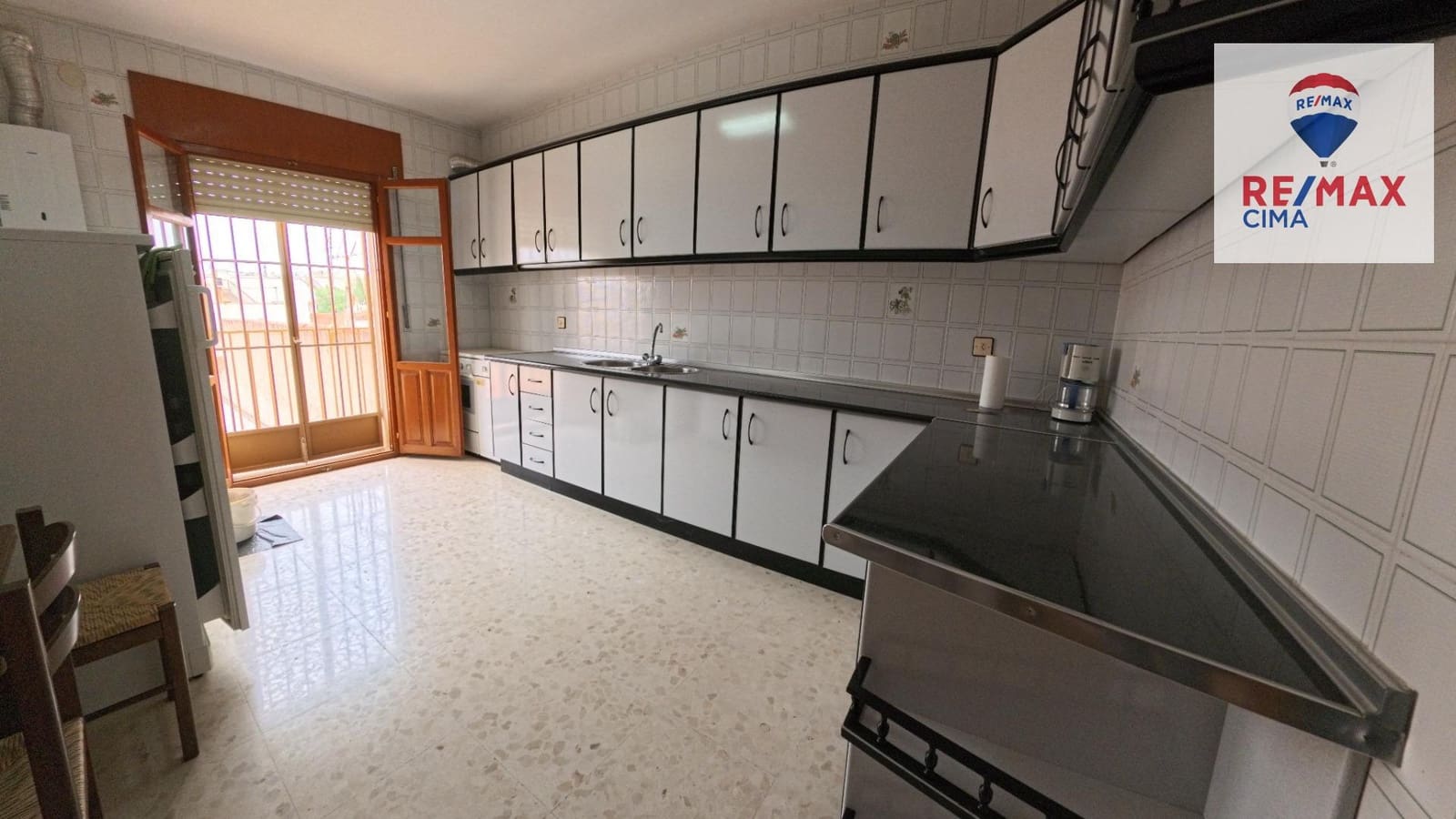 6 bedroom Commercial for sale in Cortes de Baza with garage - € 189,000 (Ref: 9456498)