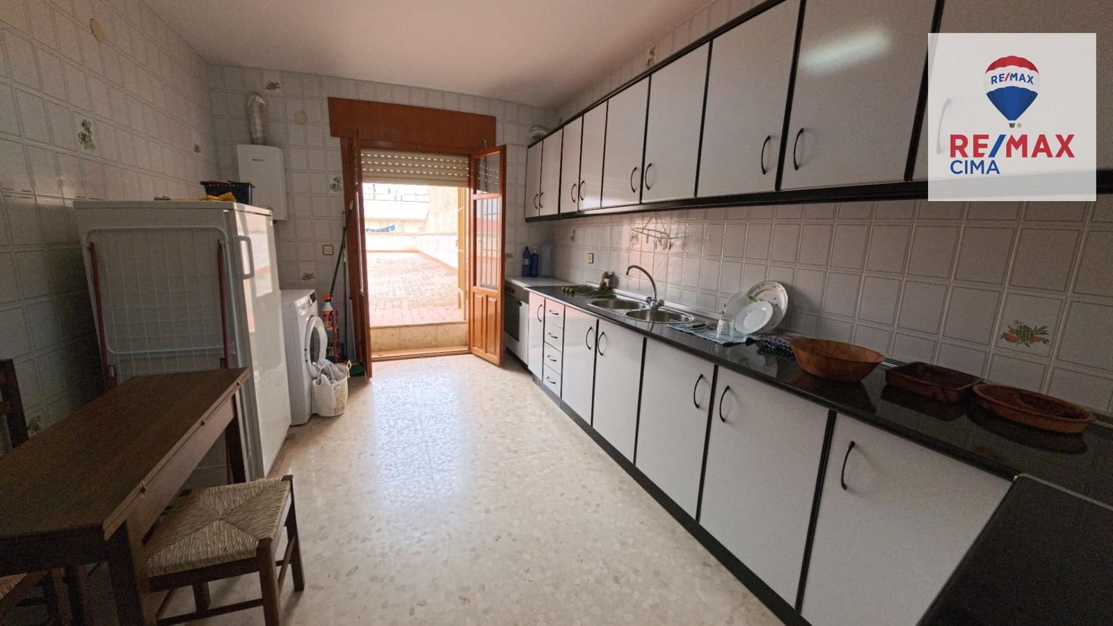 6 bedroom Commercial for sale in Cortes de Baza with garage - € 189,000 (Ref: 9456498)