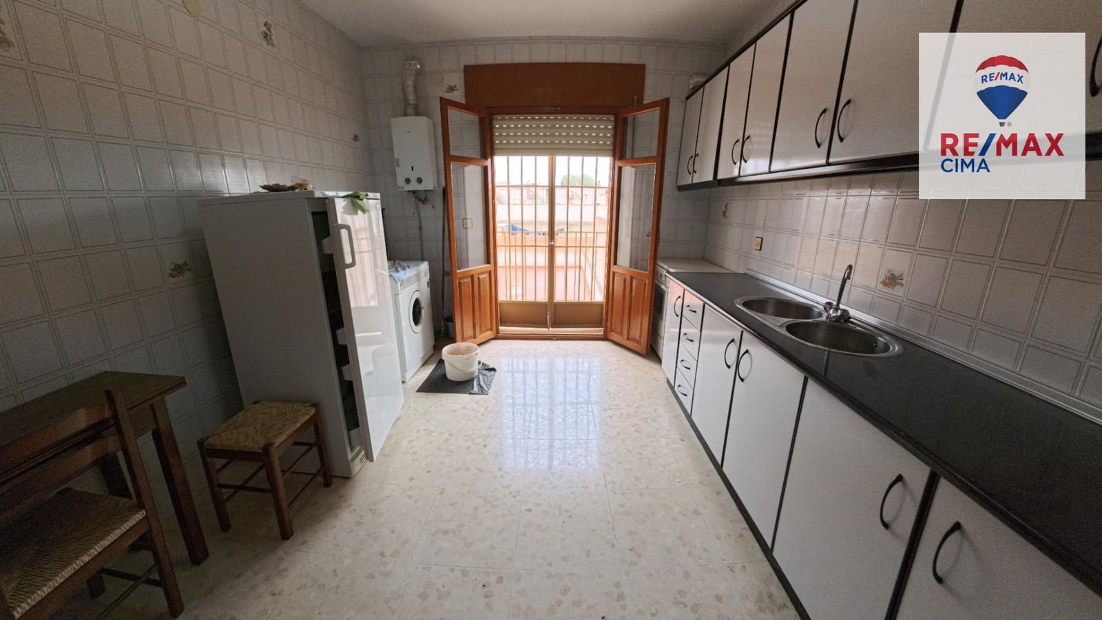 6 bedroom Commercial for sale in Cortes de Baza with garage - € 189,000 (Ref: 9456498)