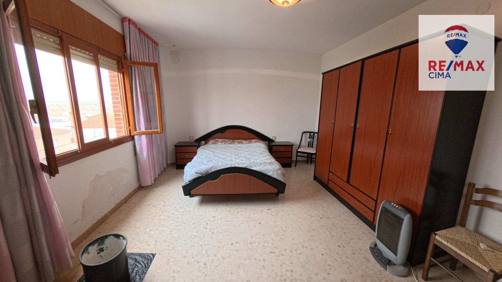 6 bedroom Commercial for sale in Cortes de Baza with garage - € 189,000 (Ref: 9456498)