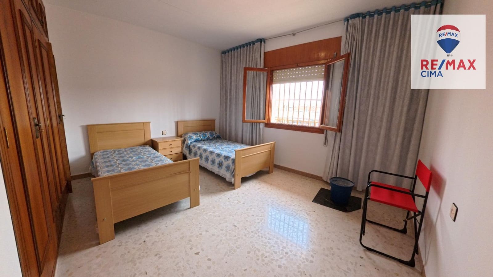 6 bedroom Commercial for sale in Cortes de Baza with garage - € 189,000 (Ref: 9456498)