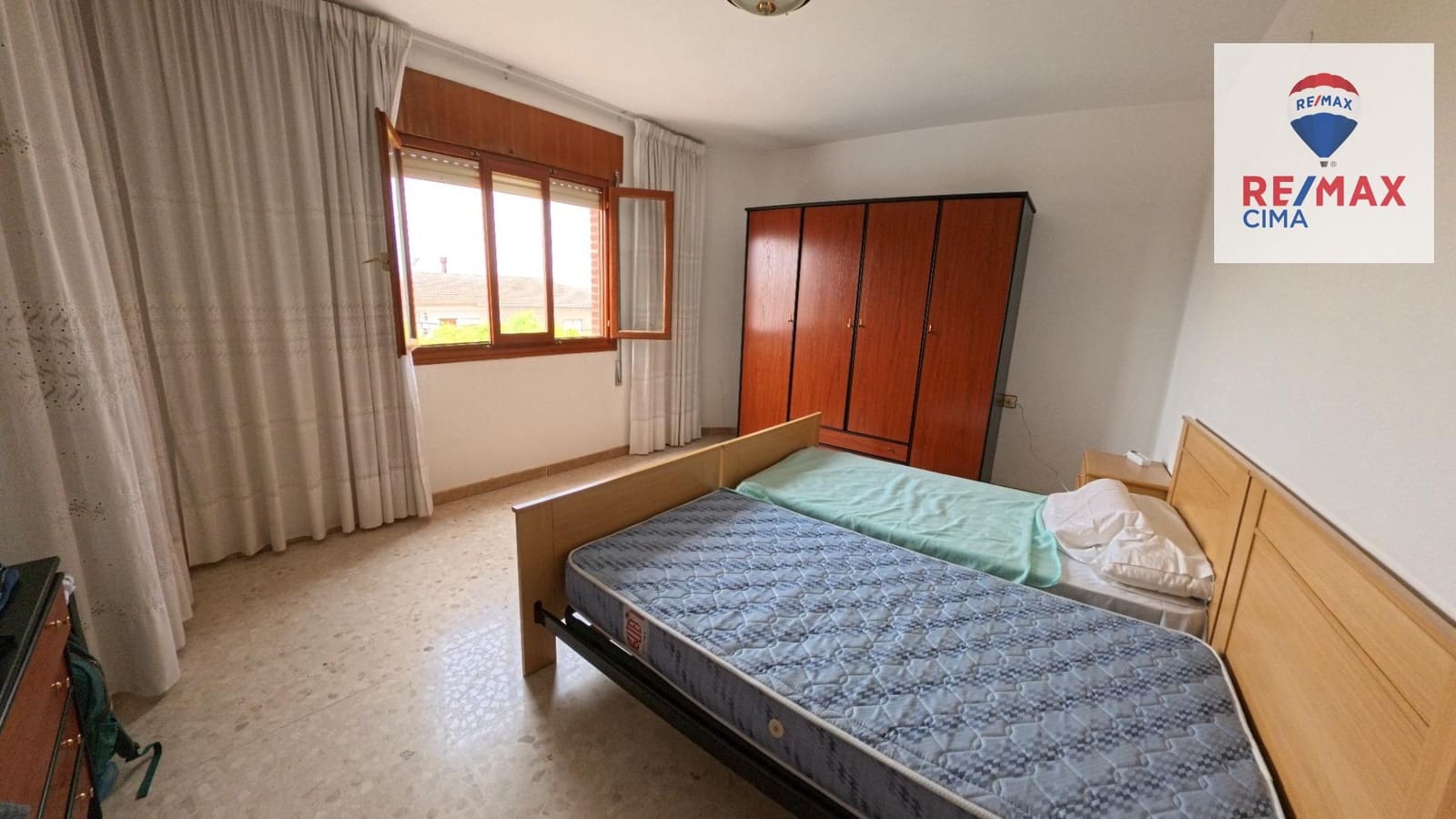 6 bedroom Commercial for sale in Cortes de Baza with garage - € 189,000 (Ref: 9456498)