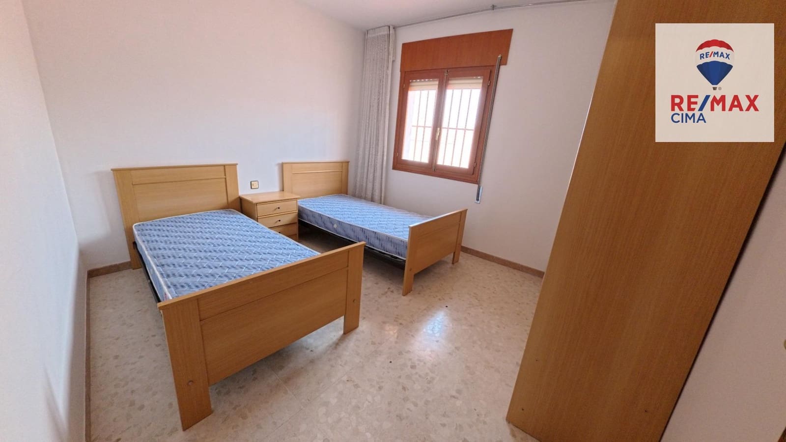 6 bedroom Commercial for sale in Cortes de Baza with garage - € 189,000 (Ref: 9456498)