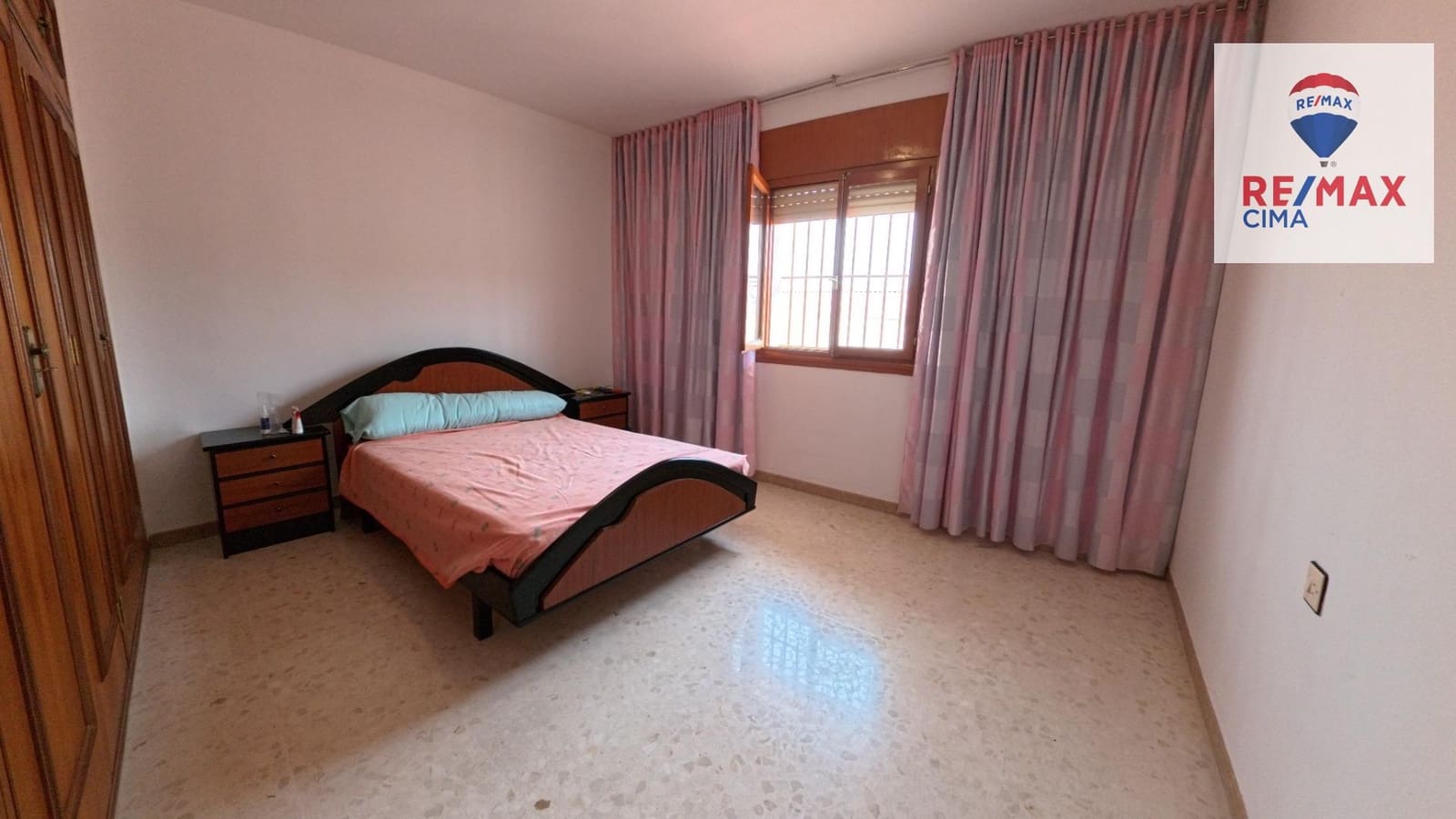 6 bedroom Commercial for sale in Cortes de Baza with garage - € 189,000 (Ref: 9456498)