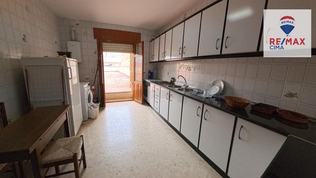 6 bedroom Commercial for sale in Cortes de Baza with garage - € 189,000 (Ref: 9456498)