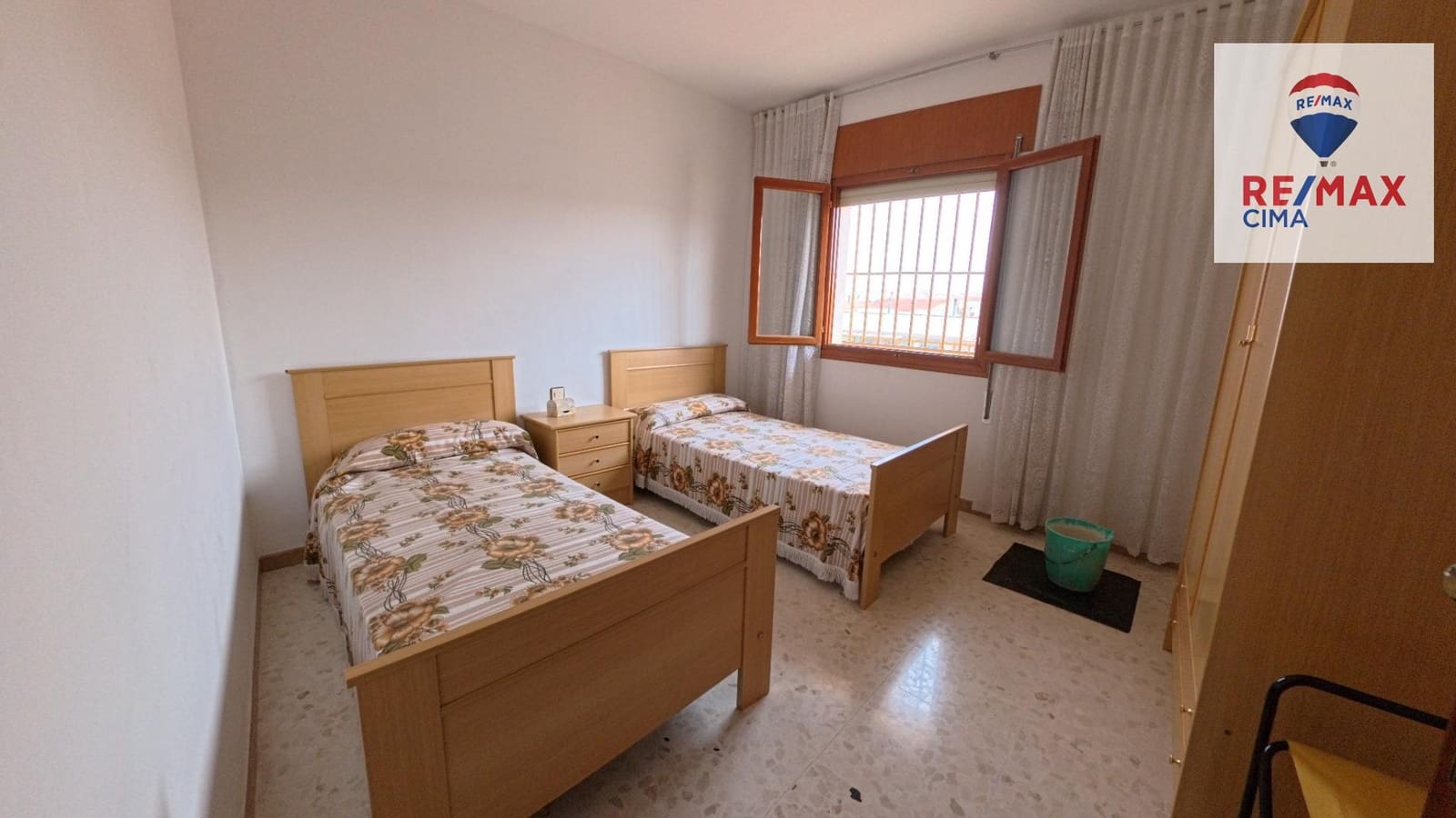 6 bedroom Commercial for sale in Cortes de Baza with garage - € 189,000 (Ref: 9456498)