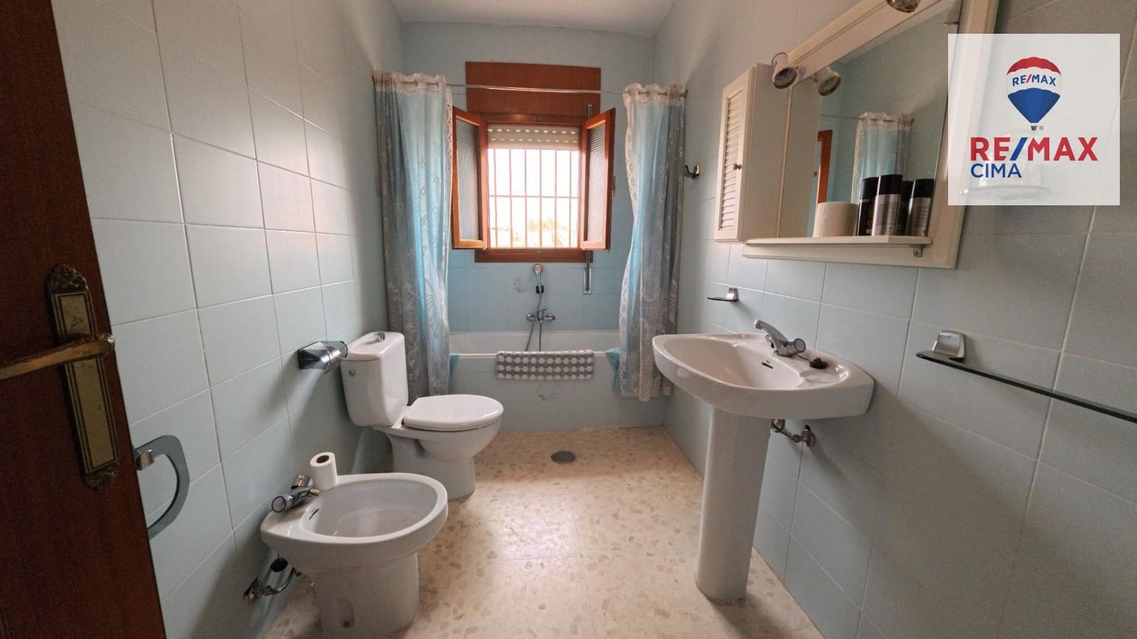 6 bedroom Commercial for sale in Cortes de Baza with garage - € 189,000 (Ref: 9456498)