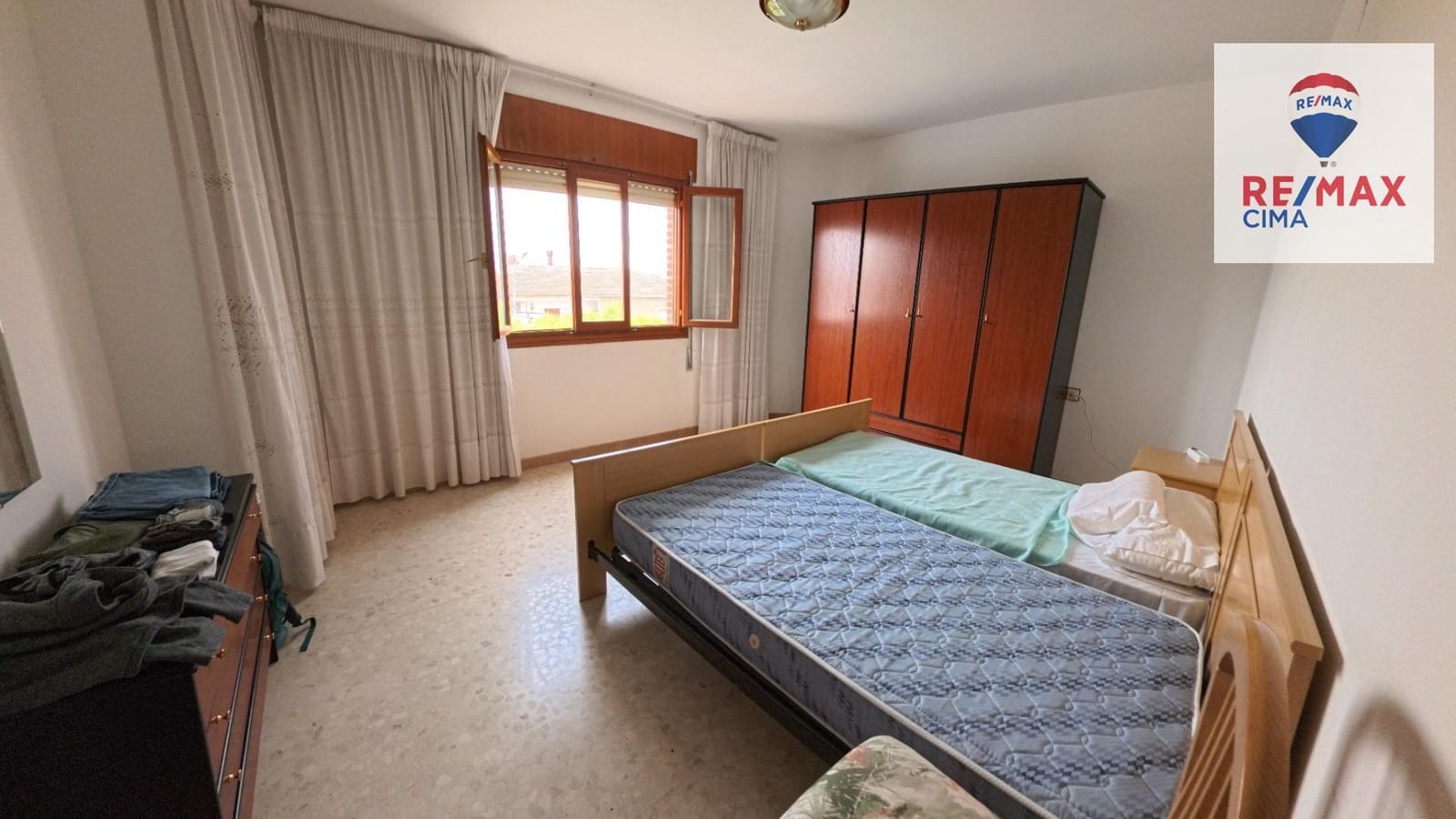 6 bedroom Commercial for sale in Cortes de Baza with garage - € 189,000 (Ref: 9456498)