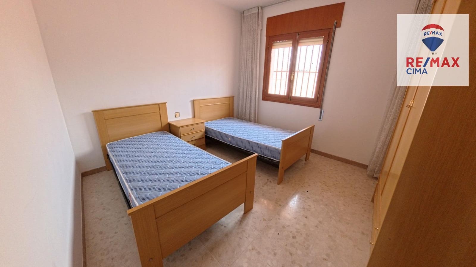 6 bedroom Commercial for sale in Cortes de Baza with garage - € 189,000 (Ref: 9456498)