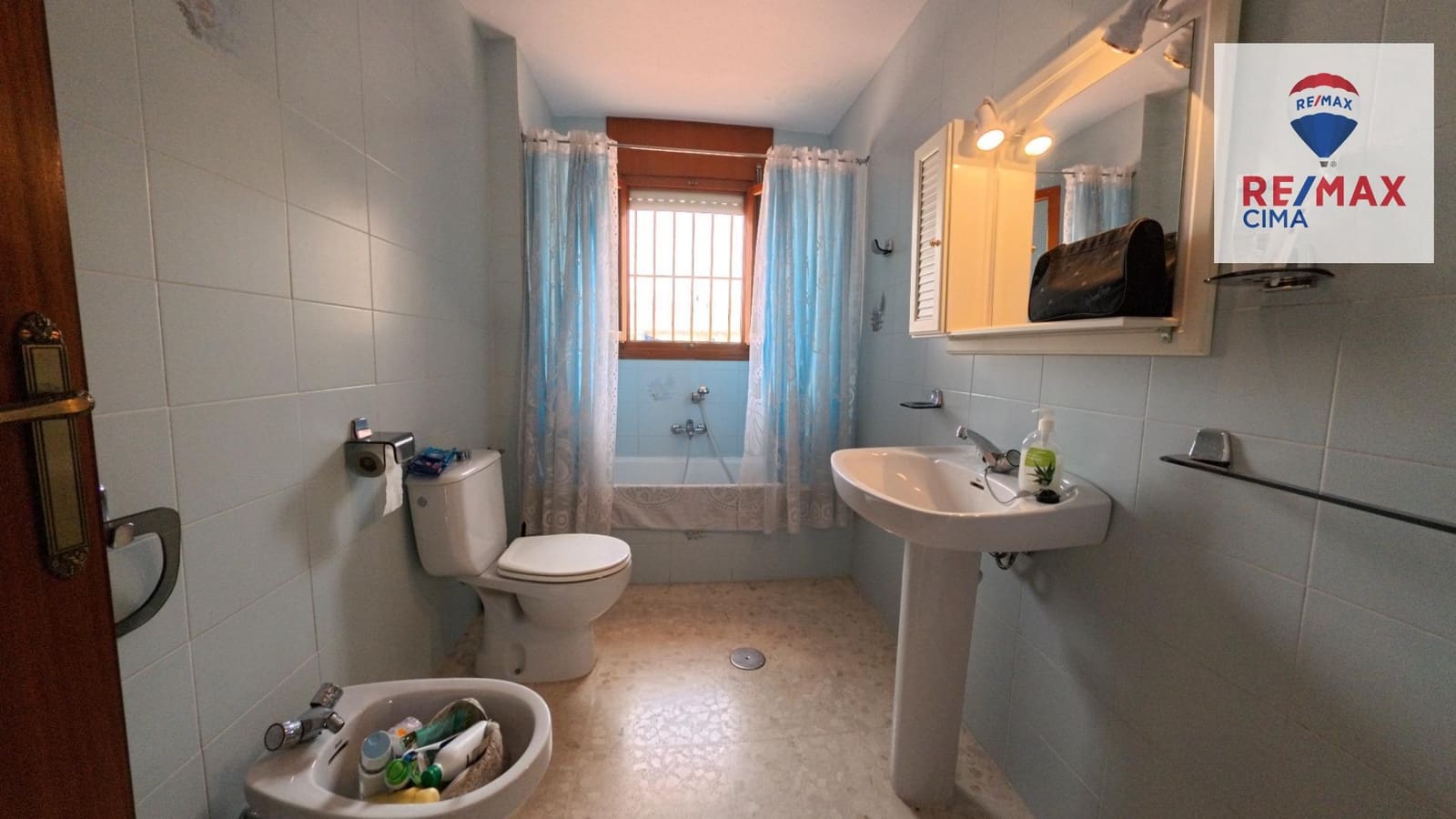 6 bedroom Commercial for sale in Cortes de Baza with garage - € 189,000 (Ref: 9456498)