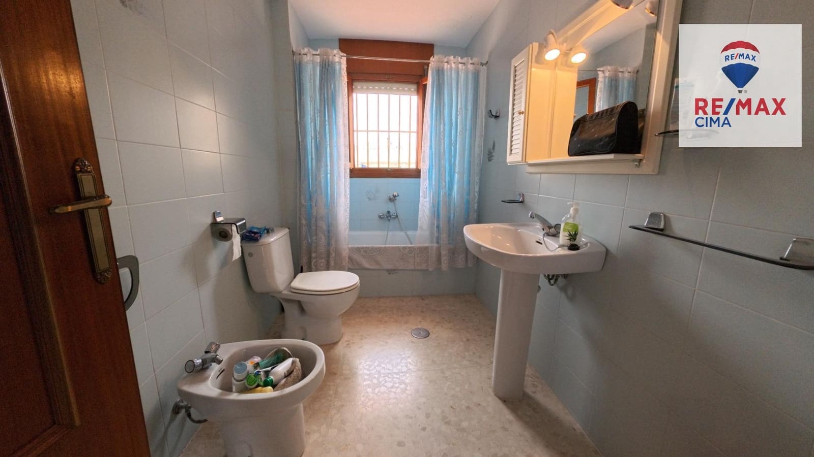 6 bedroom Commercial for sale in Cortes de Baza with garage - € 189,000 (Ref: 9456498)