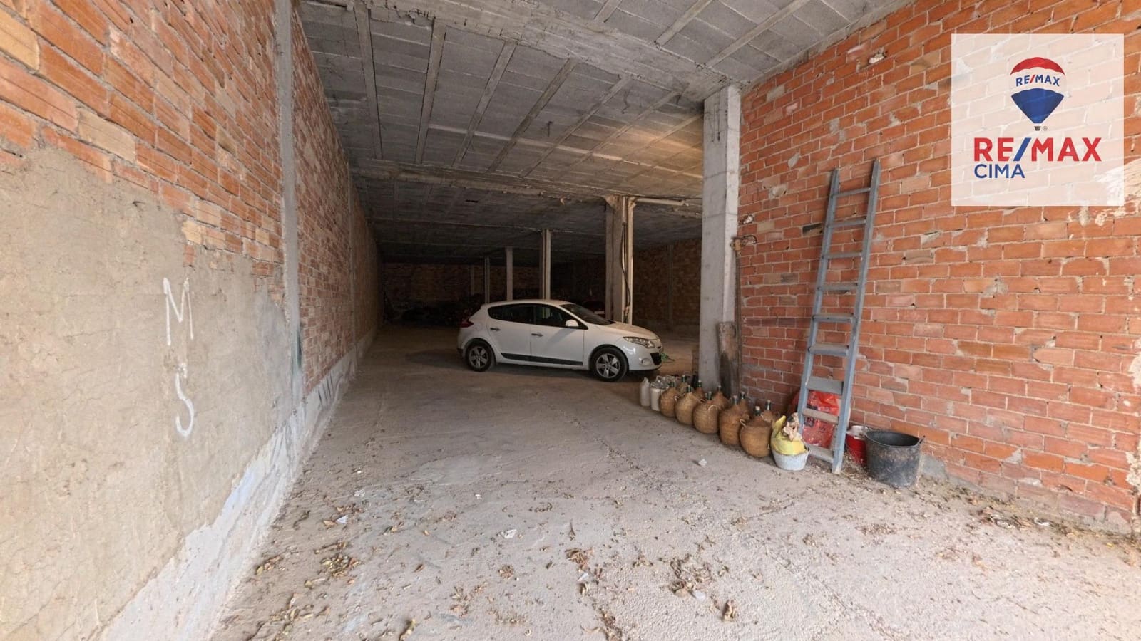 6 bedroom Commercial for sale in Cortes de Baza with garage - € 189,000 (Ref: 9456498)